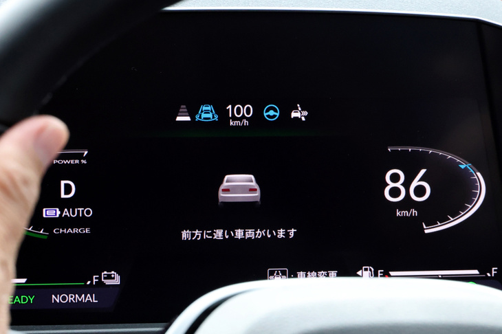 「レコメンド型車線変更支援」による、車線変更の提案の様子。前走車との速度差がおよそ15km/h以上で、追い越し車線が約100m先まで空いており、かつ追い越し車線を後方から走ってくる車両がない場合に作動する。