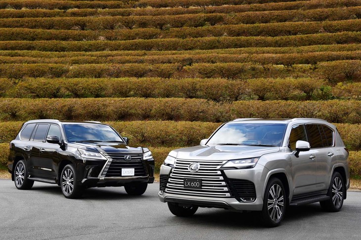 新型「レクサスLX」こと「LX600」（写真右）と、先代にあたる「LX570」とのツーショット。