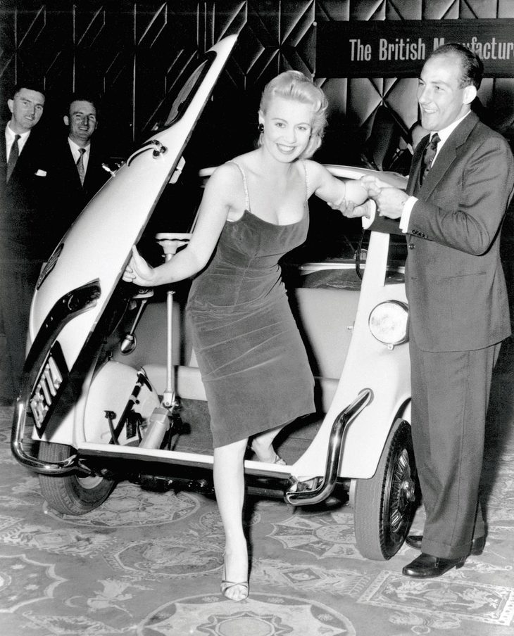 自らのレース活動を「BMW 328」で始めたモスは、その縁からか英国での「BMWイセッタ」の発表会ではこのようにスーツ姿でゲストを務めた。（BMW）