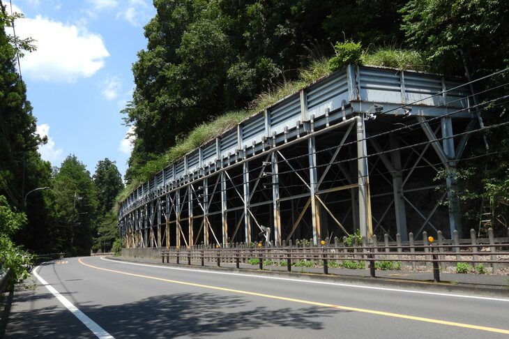 青梅街道と並走するJR青梅線。ホント、こういうなんでもない風情がたまらないのよ、青梅街道は。