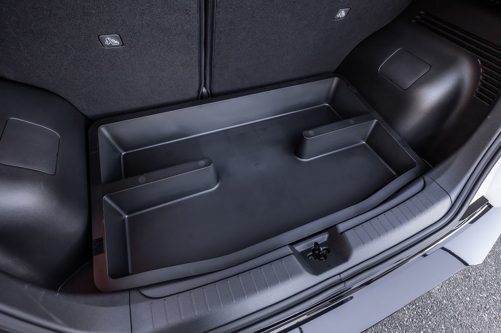 「ノート オーラNISMO」の荷室容量は「ノート」のFWDモデルと同じく340リッター。今回の試乗車には床下にぴったりとおさまる、販売店オプションの「ラゲッジアンダーボックス」（写真）が装備されていた。