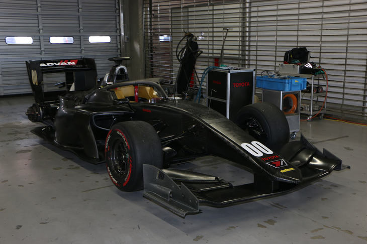 来シーズン（2019年）から投入されるスーパーフォーミュラの新型車「SF19」も披露された。2リッター直4直噴ターボエンジンを搭載しており、最高出力は550ps以上とされる。コックピットを覆うのは、ドライバー保護デバイス「ヘイロー」。新型車より装着が正式決定された。