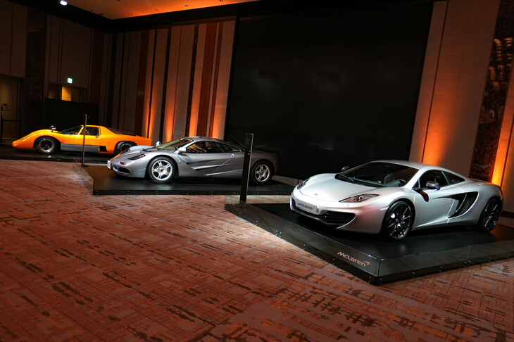 写真向かって左奥から、「マクラーレンM6GT」（1969年）、「F1」（1993年）、「MP4-12C」（2011年）。