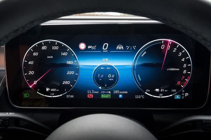 最新のメルセデスではおなじみの液晶式メーターパネル。電費が185km/kWhとなっているのは、待ち合わせ場所まで運転してきた編集部のスタッフが電力を温存してくれていたため。