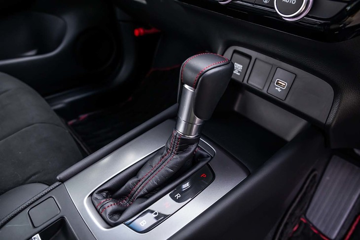 シフトノブ、シフトブーツともに、ボルドーレッドのステッチで飾られる。