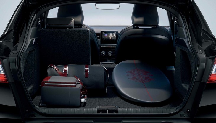 5人乗車時の積載容量は480リッター。6：4分割可倒式の後席を倒すことで拡大できる。