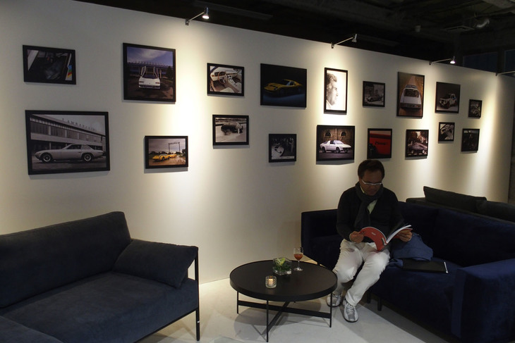 会場2階には、ランボルギーニ史を彩ったラインナップの写真パネルが展示されていた。