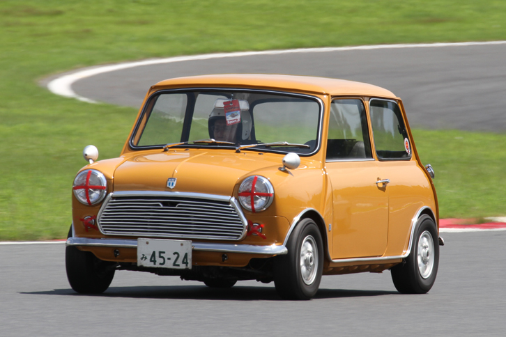 スポーツ走行より、1970年代を代表するカラーであるブロンズイエローに塗られた「ミニ1000 Mk3」。