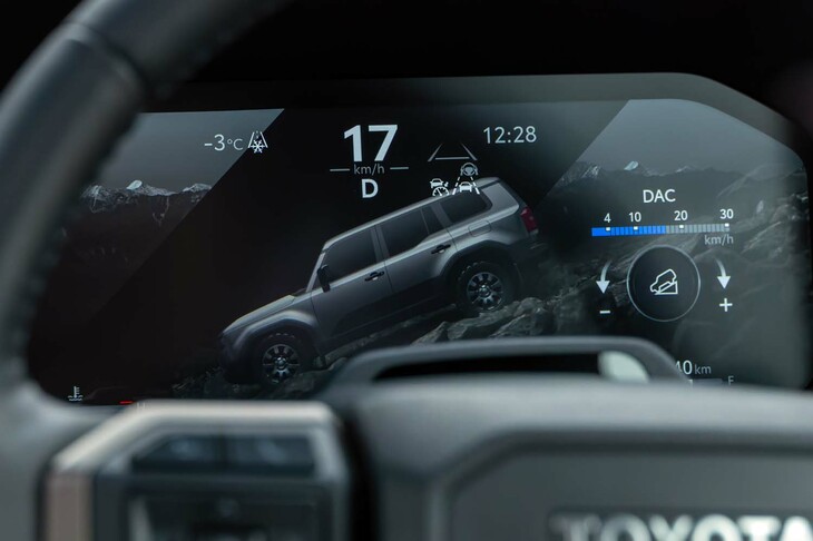 「ダウンヒルアシストコントロール」は、車速が30km/h以下の状態で使用が可能。速度は約4～30km/hの間で、5段階で調整できる。上述のとおり、速度調整はセンターコンソールのダイヤルで行うのだが、ビビリな記者は。ハンドルから手を離さないで操作できるほうがいいと思いました……。