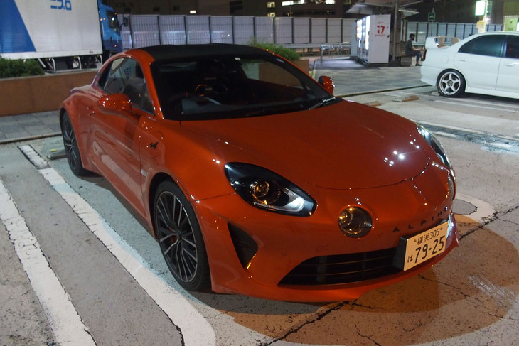 4年前、初めて「A110」に試乗した際は「現代のスポーツカーにこれ以上のパワーは必要ナシ！ アルピーヌA110こそ今あるべきスーパーカーの姿である！」と感服した。ちょうど過剰な速さに意味を見いだせなくなっていたタイミングだったので、まさにわが意を得たりであった。