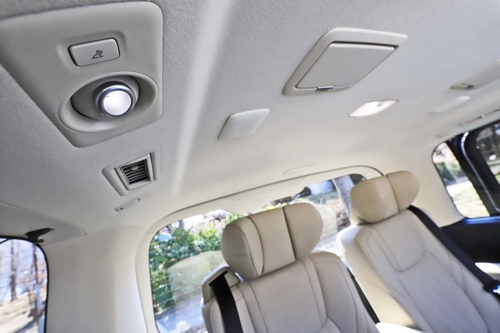 リアの4座にはそれぞれ読書灯が用意されている。