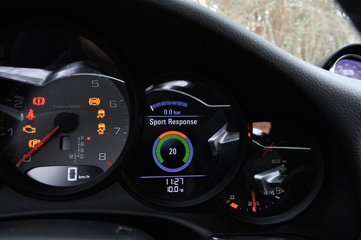 マルチインフォメーションディスプレイに表示される「スポーツレスポンスモード」の作動画面。20秒間のカウントダウン機能が備わっている。