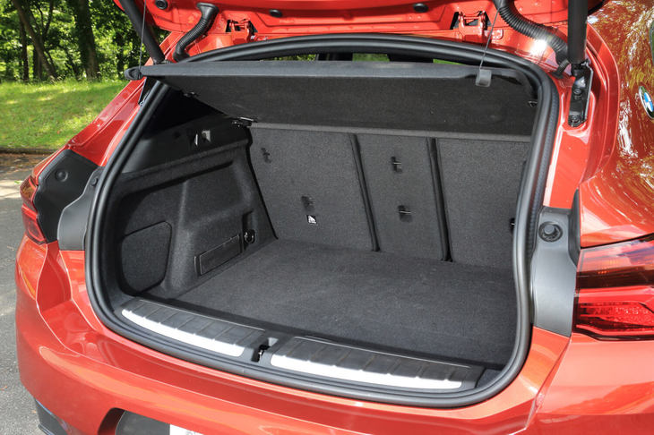 荷室の容量は470～1355リッター。12Vの電源ソケットも備わる。