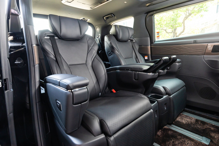 2列目は贅（ぜい）を尽くしたキャプテンシート。電動スライド機構は着座時はゆっくり、空席時は素早く動くようになった。