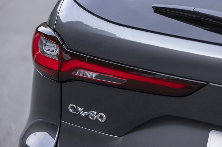 【マツダCX-80 XD Lパッケージのスペック】
	ボディーサイズ：全長×全幅×全高＝4990×1890×1710mm／ホイールベース：3120mm／車重：2030kg／駆動方式：FR／エンジン：3.3リッター直6 DOHC 24バルブ ディーゼル ターボ／最高出力：231PS（170kW）/4000-4200rpm／最大トルク：500N・m（51.0kgf・m）/1500-3000pm／タイヤ：（前）235/50R20 104W XL／（後）235/50R20 104W XL（グッドイヤー・エフィシェントグリップ パフォーマンスSUV）／燃費：18.1km/リッター（WLTCモード）／価格：483万4500円
	
	【取材時の燃費データ】
	テスト距離：287.7km（市街地2：高速道路5：山岳路3）／使用燃料：16.4リッター（軽油）／参考燃費：17.5km/リッター（満タン法）／18.1km/リッター（車載燃費計計測値）