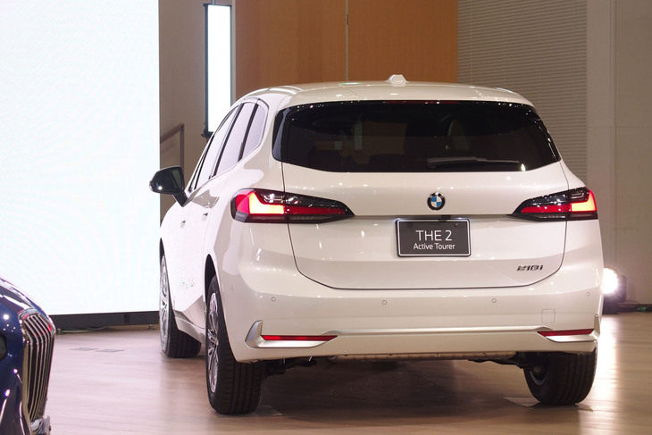 218iアクティブツアラー エクスクルーシブ（リアビュー）