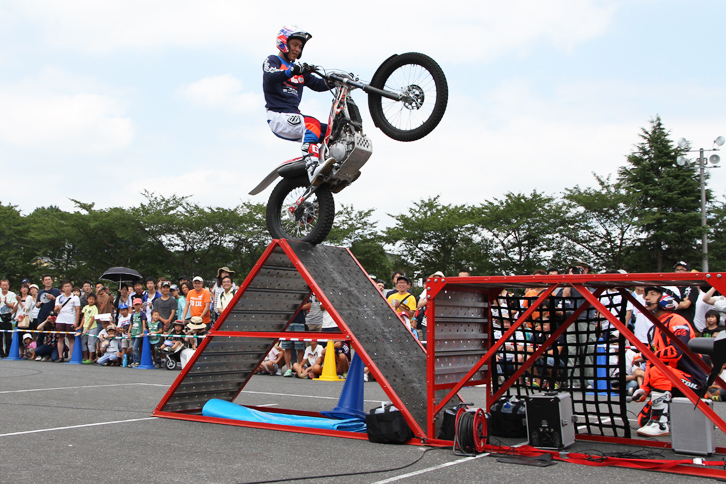 ホンダの元ワークスライダーで、長年にわたってトライアルのデモンストレーターとして国内外で活躍している小林直樹氏と本多元治氏によるトライアルデモンストレーション。