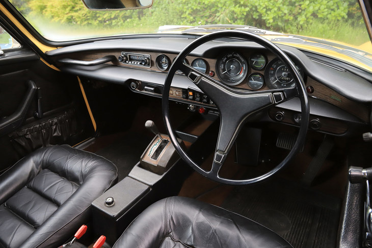 天地の薄い優雅なダッシュボードが特徴的なインテリア。サイドブレーキは運転席の右側に備わっている。