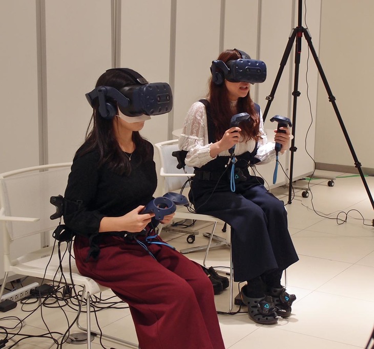 車両の外側に居ながら、アバターとして車中に“乗り込む”2人の女性。車内の乗員は彼女たちとともにドライブできる一方、彼女たちは実際に移動することなくドライブ体験ができるようになる。