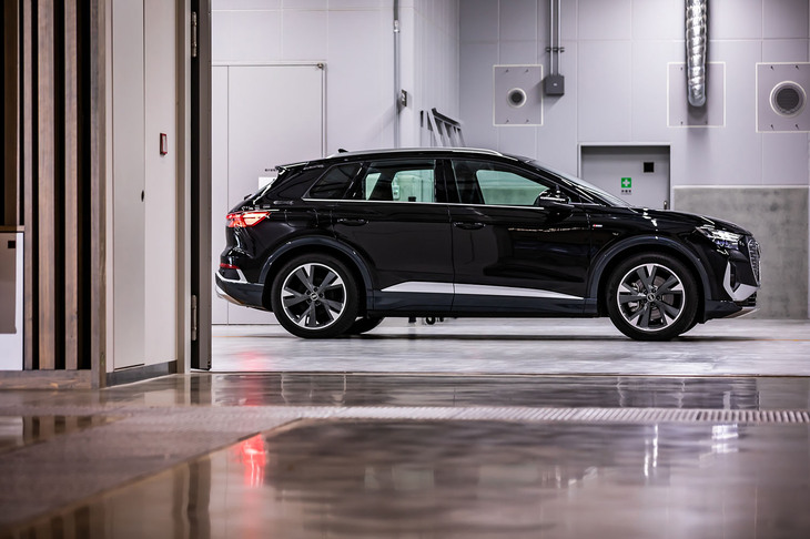 ボディーサイズは全長×全幅×全高＝4590×1865×1630mm、ホイールベースは2765mm。総容量82kWhのリチウムイオンバッテリーを搭載するため、車重は2100kgにおよぶ。