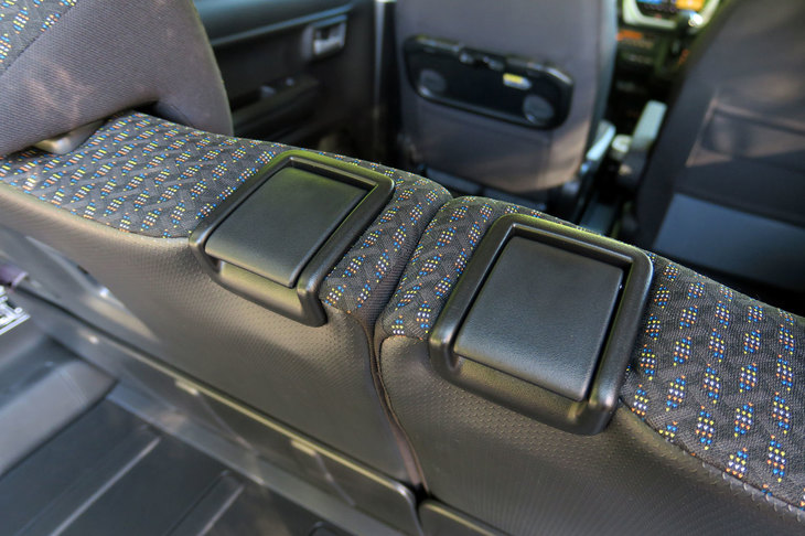 スズキ・ハスラー ハイブリッドXターボ（4WD）（後席格納機構のレバー）