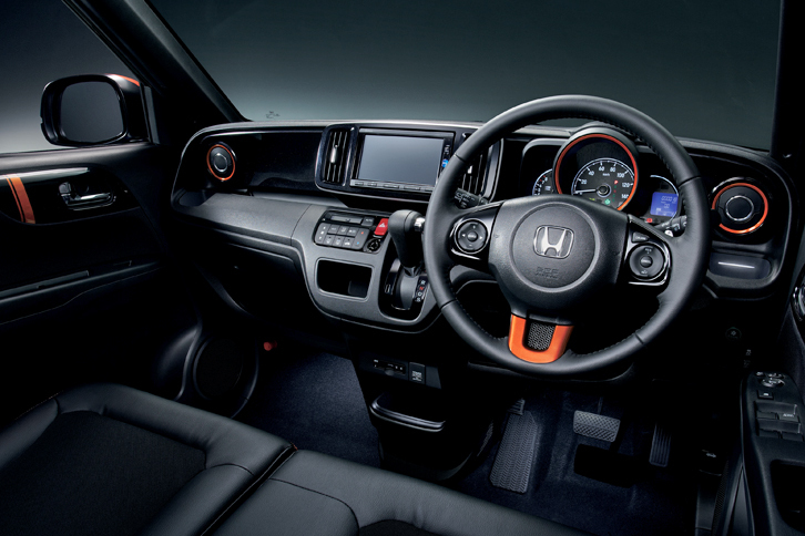 「N-ONE Premium Tourer・LOWDOWN SSアーバンブラックパッケージ」のインテリア。