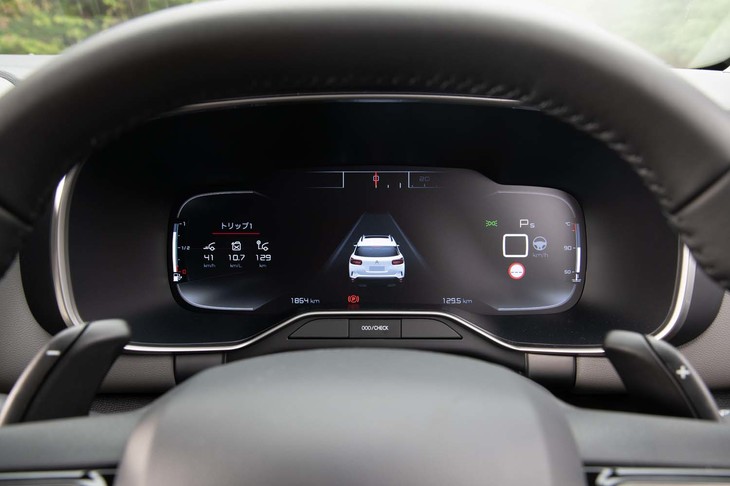 フル液晶タイプのメーターパネルを採用。表示パターンは変更できるが、上部にあるボビン式の速度計は固定されている。