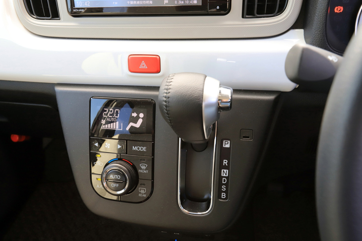 シフトノブやオートエアコンなどのスイッチ類はコンパクトにまとめられ、すっきりとしたインパネまわりに貢献している。