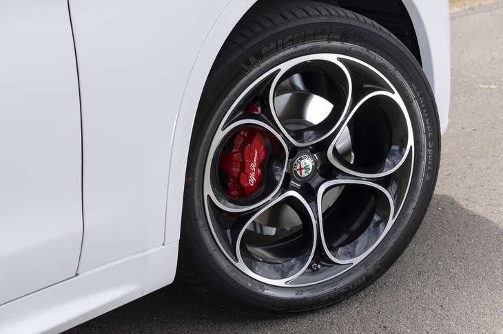 20インチの5ホールデザインアルミホイールから、レッドのブレーキキャリパーが顔をのぞかせる。タイヤは255/45R20サイズの「ミシュラン・ラティチュードスポーツ3」が装着されていた。