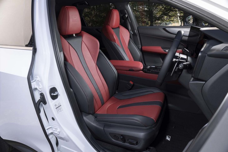 大胆なカラーリングが特徴的な“Fスポーツ”専用の本革スポーツシート。ヘッドレストには「F SPORT」の型押しが施される。