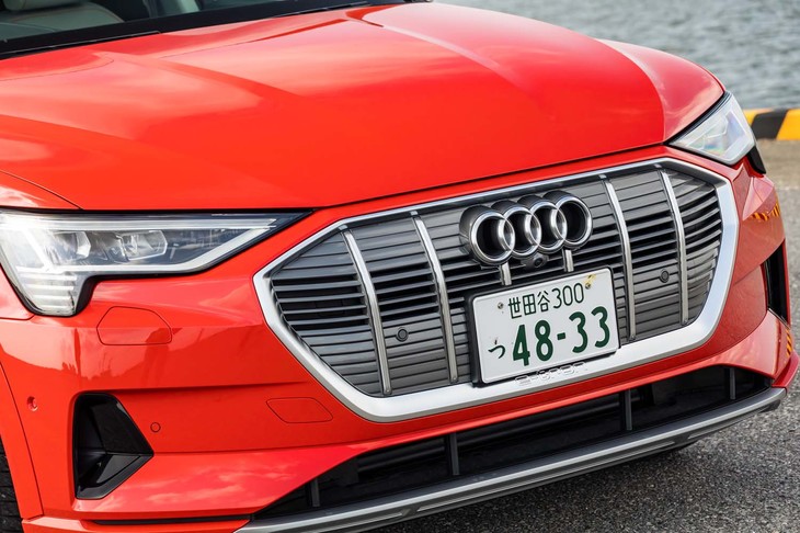 八角形のシングルフレームグリルには、エアの流量を最適化するためのフラップが備わる。