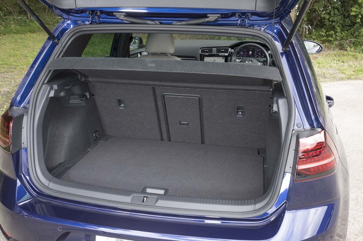 ラゲッジスペースの容量は、ガソリンモデルと同じ380リッター～1270リッター。
