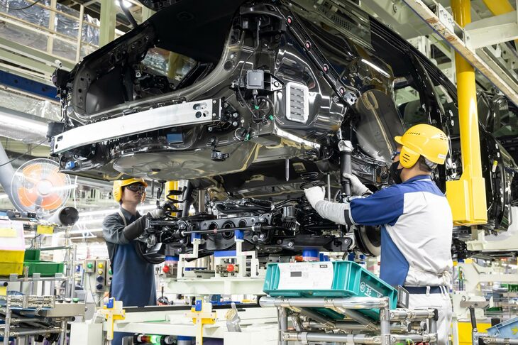 足まわりの組み付けに関しては、スバルではリアサスペンションモジュールを車体搭載後にダンパー＆コイルを組み付けていたが、トヨタではダンパー＆コイルをサブフレームに組み付けた後で車体に一括搭載する方式だった。新ラインでは、トヨタ方式の工順にも柔軟に対応できるよう工程設計を刷新した。