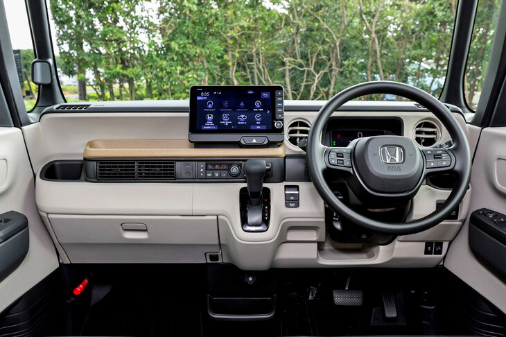 「N-BOXファッションスタイル」のインストゥルメントパネルまわり。コーディネートのよさは申し分ないが、ステアリングホイールがウレタン製なのが気になった。オプションでいいので、革巻きの設定はないのかと思ったのだが……。