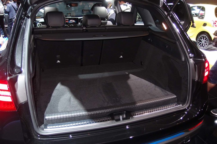 メルセデス・ベンツGLC F-CELL（ラゲッジルーム）