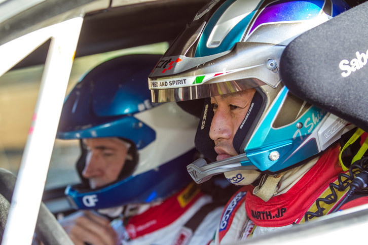 全日本ラリー選手権にもmCrtから参戦している眞貝知志選手。ダニーロ・ファパーニ選手とコンビを組むのはこれが初で、ラリー前に事前テストを敢行してコンビネーションを確かめていた。