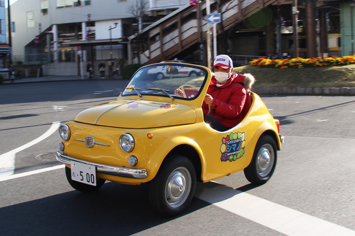 1962年「フィアット500コルタ」。イタリア語で短いを意味するコルタ（corta）の車名のとおり、2代目フィアット500をカットオフして超ショートホイールベースにした、実車版「チョロQ」のようなスペシャル。