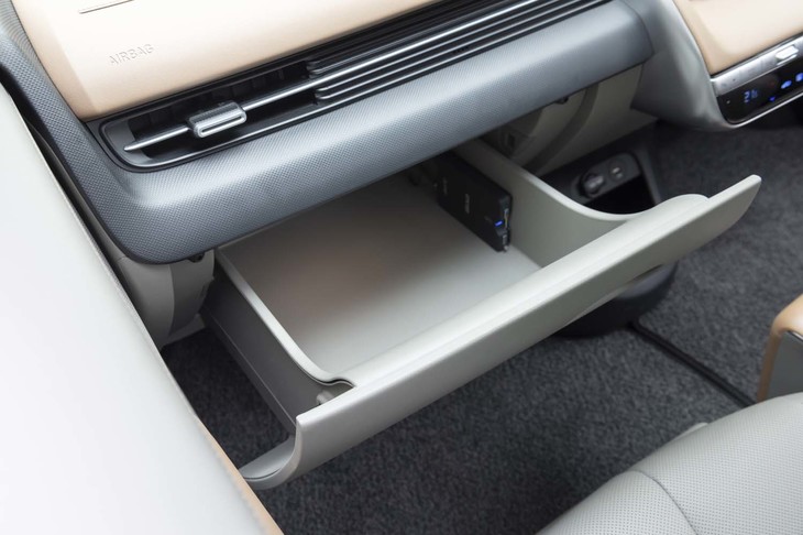 グローブボックスは開けてびっくりの引き出し式。ご覧のとおりの大容量。
