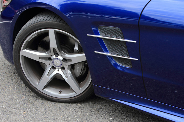 タイヤサイズはフロントが255/35R19（写真）、リアが285/30R19。