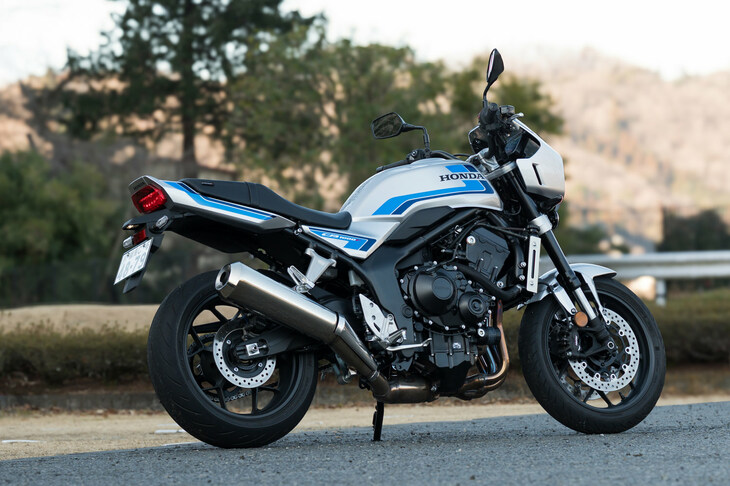 3種類のカラーリングが用意される「CB1000F」だが、「SE」で選べるのは「ウルフシルバーメタリック（ブルーストライプ）」のみ。名手フレディ・スペンサーのAMAマシンに着想を得た往年のグラフィック、通称“スペンサーカラー”そのものだ。