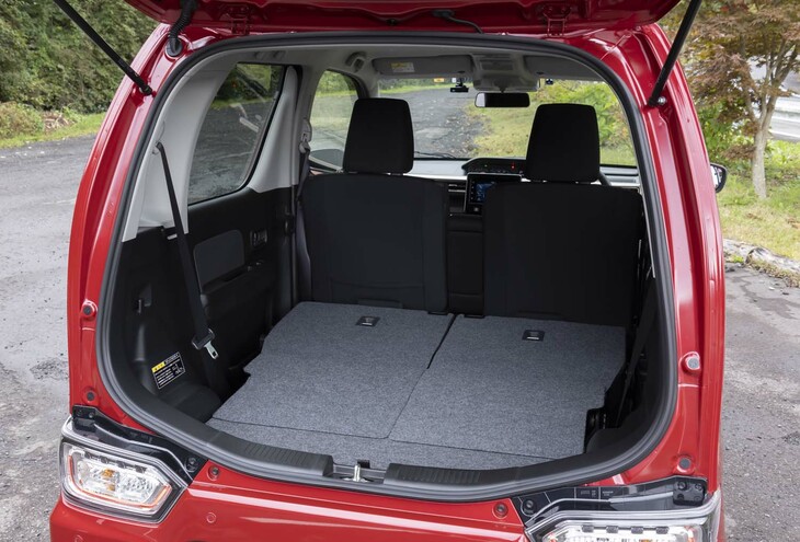 背もたれを前に倒すと座面が沈み込むため、完全にフラットな空間になる。