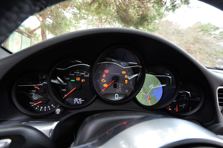 「911」シリーズ伝統の5連メーター。ドライバーの正面（中央部）にはエンジン回転計が配置されている。