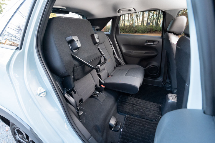 後席のチップアップ機能は、センタータンクレイアウトを用いたホンダ車の特徴。高さのある荷物を、横倒しにしないで積むことができる。