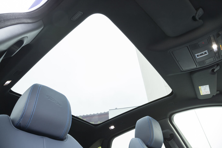 開放的な室内を演出する「パノラミックルーフ」。19万円のオプションとして用意される。