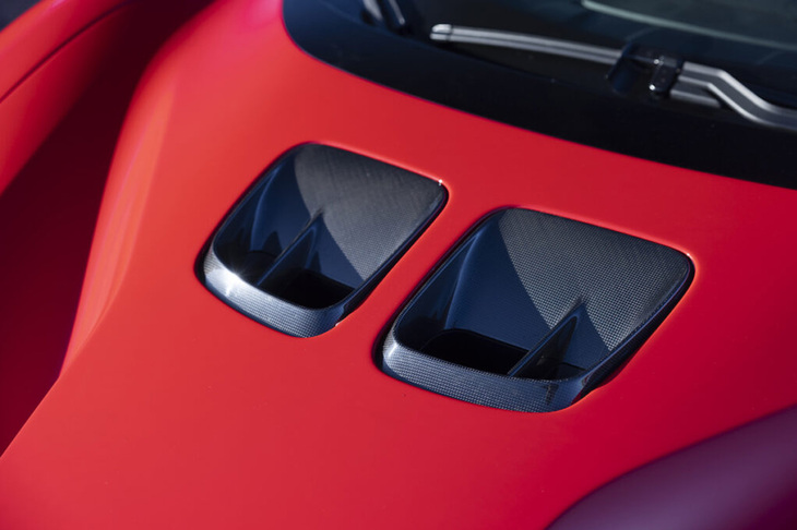 フロントのボンネット上部に追加されたF1由来のSダクト。フロントラジエーターの冷却用エアダクトとして機能するほか、走行中にフロント中央のインテークから流入したエアが2つのダクトへと導かれ、ダウンフォースを向上させる機能が備わっている。