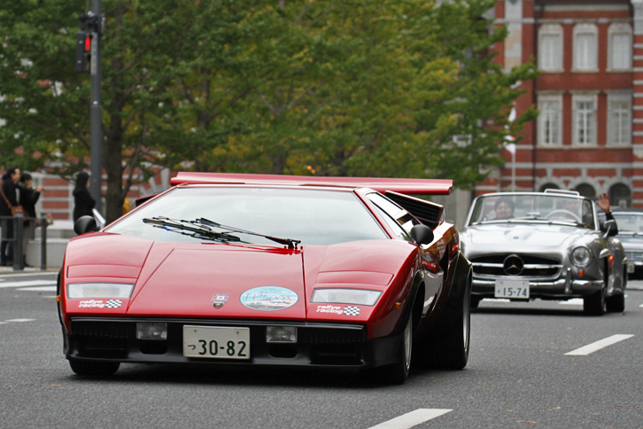 1975年「ランボルギーニ・カウンタックLP500S」。3台だけ作られたという、超希少な「ウォルター・ウルフ バージョン」である。続くのは1957年「メルセデス・ベンツ190SL」。