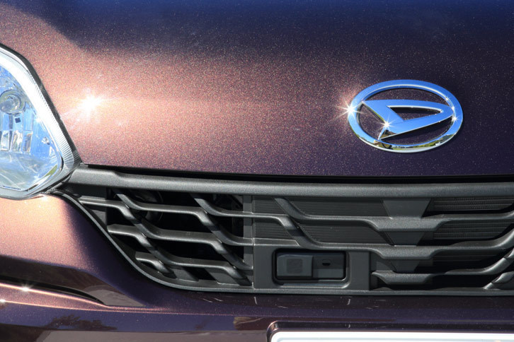 フロントグリルに設けられた赤外線センサー。新型「ブーン」には、自動緊急ブレーキや車線逸脱警報、前進と後退の両方に対応した誤発進抑制制御機能などからなる「スマートアシストII」が採用されている。