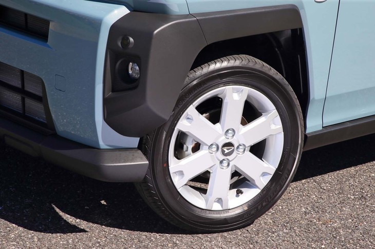 「タフトG」は15インチのアルミホイールを装着。グレードによりカラーや材質が異なるが（上級グレードはガンメタのアルミで、エントリーモデルはスチール）、サイズは全車15インチとなっている。