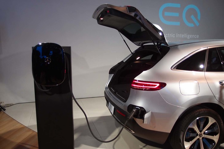 普通充電用の給電口は、リアバンパー右側に備わる。もうひとつ、CHAdeMO規格の急速充電器用の給電口は、右リアフェンダーの上部にレイアウトされている。