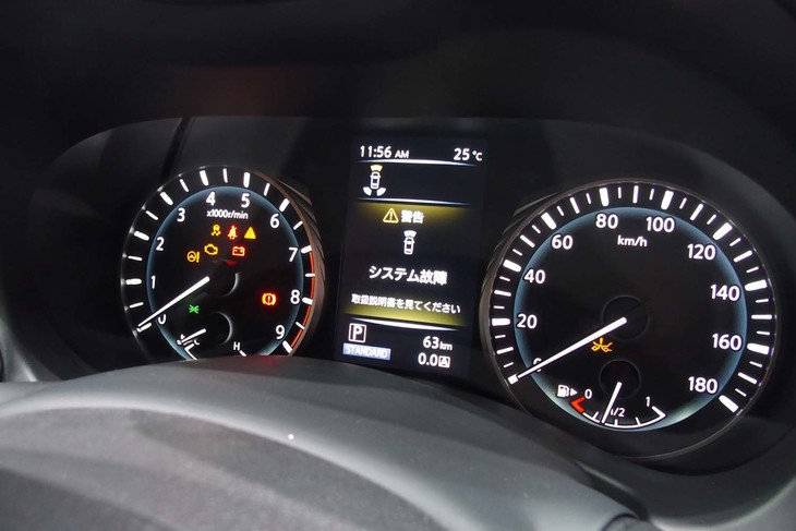 アナログデザインを採用しているメーターパネル。「400R」のレッドゾーンは7000rpm
から。